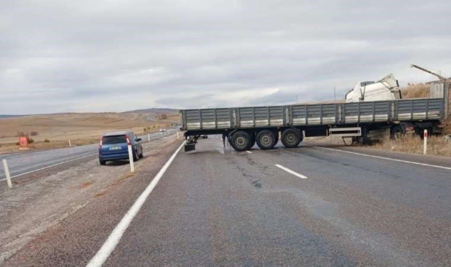 Yoldan çıkan TIR trafiği kapadı!